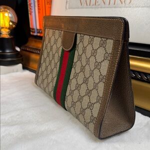 Vintage Gucci leather clutch bag.